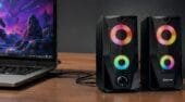 سماعات SK-501 موصولة بلابتوب على مكتب